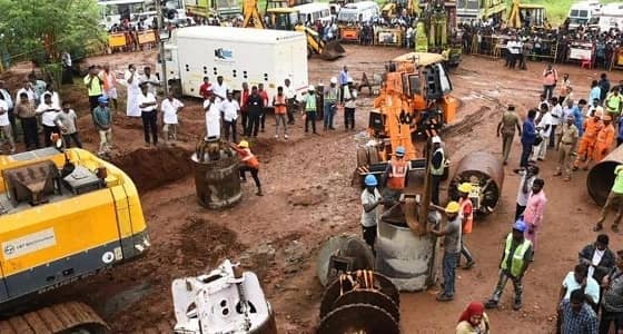 بعد بقائه عالقًا لـ 3 أيام..وفاة الطفل الهندي الذي سقط ببئر عميق