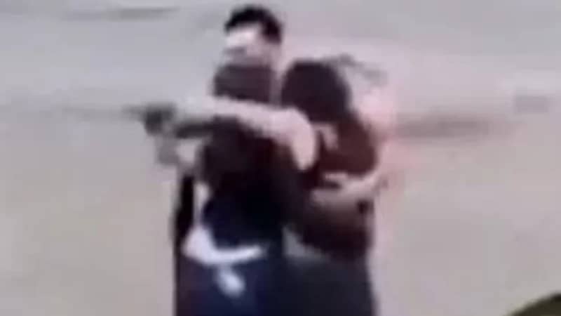 العناق الأخير .. حادث مؤلم لـ 3 أصدقاء جرفتهم السيول .. فيديو