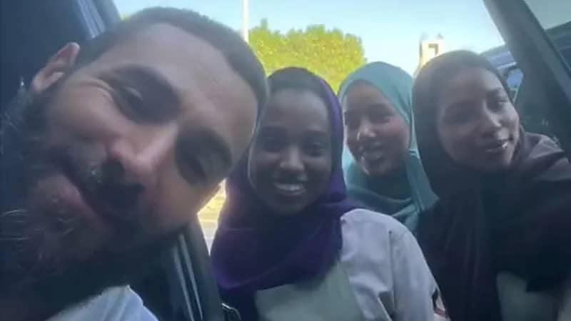 فتيات يحتفلن بعد لقائهم ببنزيما .. فيديو