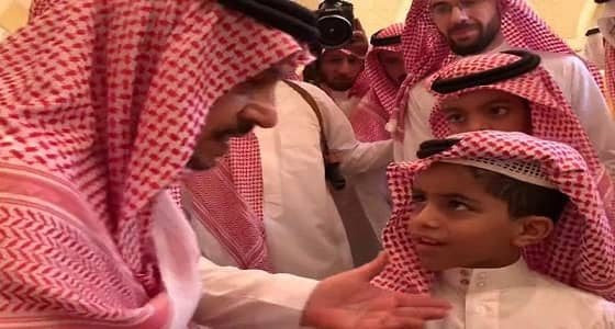 بالفيديو..حديث لافت بين أمير الرياض وطفلين بين الجموع الغفيرة في عزاء والده