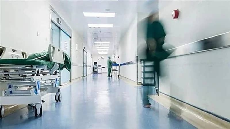 امرأة تفاجئ زوجها بالغيرة عليه من ممرضة بعد تخديرها