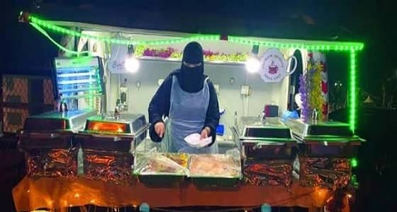 خريجة جامعية تبيع مأكولات منزلية على عربة رافضة الاستسلام للبطالة