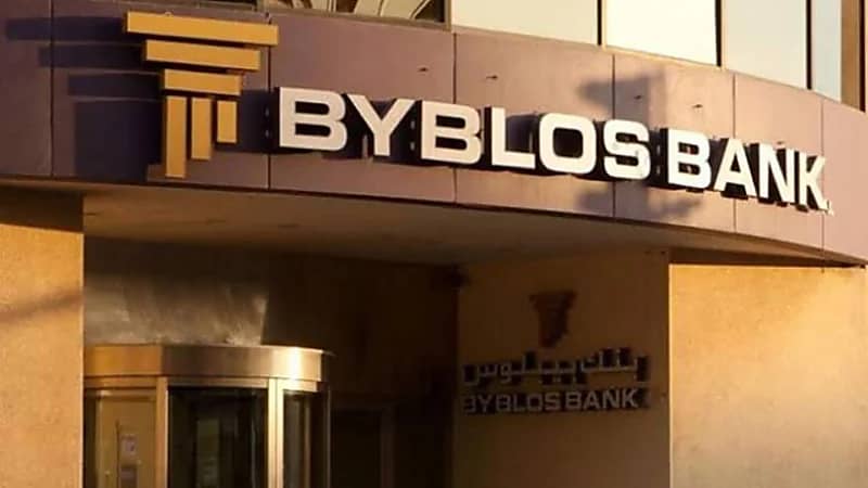 بالفيديو.. مودع جديد مسلح يقتحم بنكًا ويحتجز رهائن في لبنان