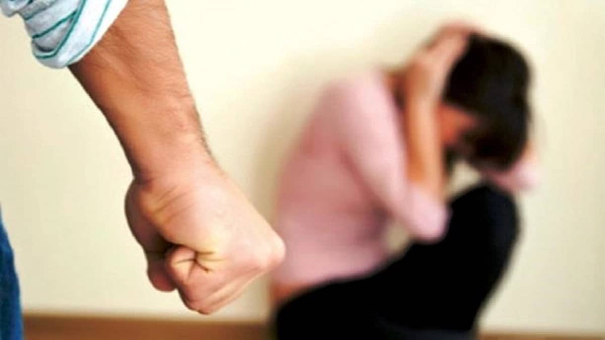 فتاة تتعرض للعنف والتعذيب على يد أخواتها في الرياض