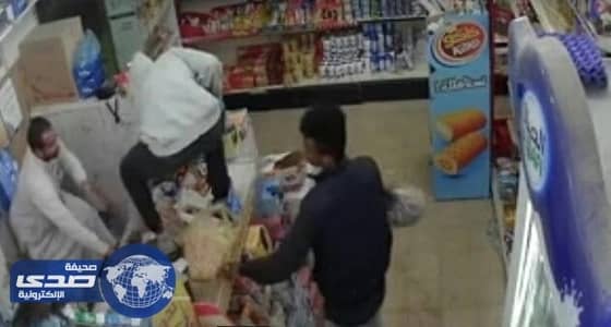 بالفيديو... لحظة سرقة مسلحين محل تموينات بالرياض