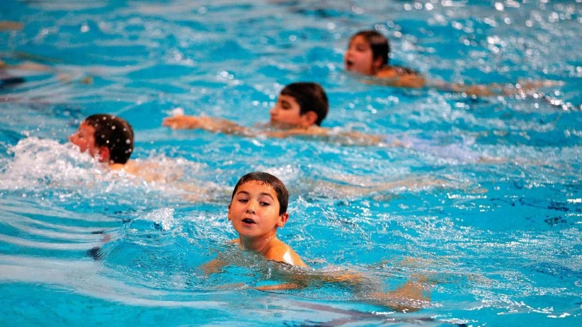 دراسة: كورونا ينتقل في حمامات السباحة والساونا