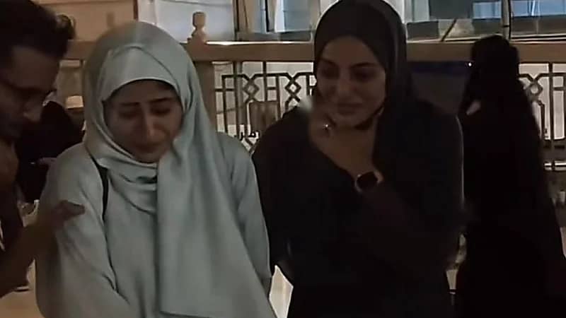 شجون الهاجري وفاطمة الصفي تؤديان مناسك العمرة... فيديو