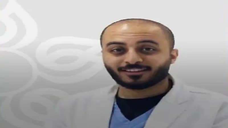 طبيب يتبرع بجزء من كبده لطفلة لا يعرفها في حائل.. فيديو