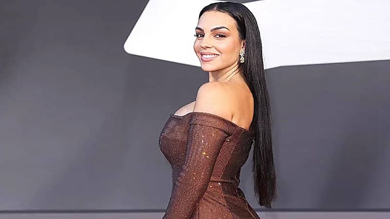 لقد كانت بائعة حقائب..جورجينا تروي موقفا تعرضت له بعد الشهرة