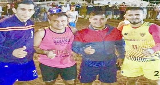 أيالا يمارس " الطائرة الشاطئية " بعد رفضه العودة إلى النصر