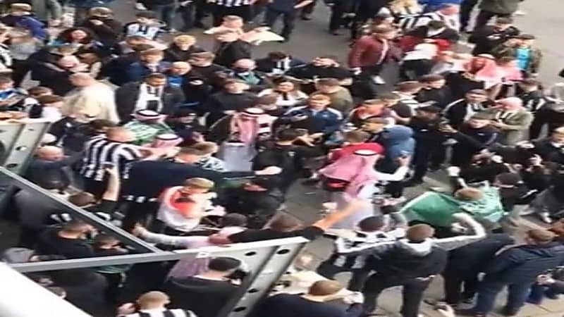 شاهد.. تفاعل كبير من جماهير نيوكاسل خارج الملعب بعلم المملكة