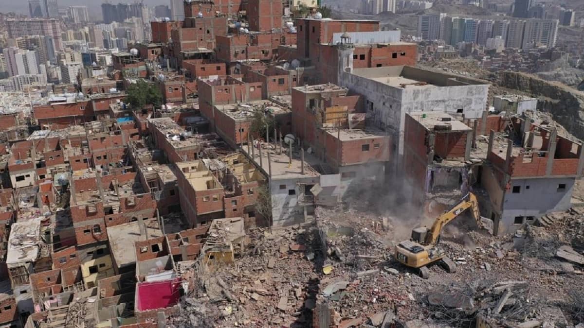 بالصور..إزالة 114 عقار بحي النكاسة