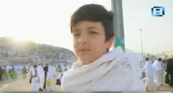 بالفيديو.. طفل يحقق أمنيته بالصعود إلى جبل الرحمة