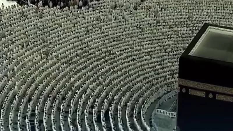 لقطات روحانية لجموع المصلين أثناء تأديتهم صلاة الفجر في الحرم المكي