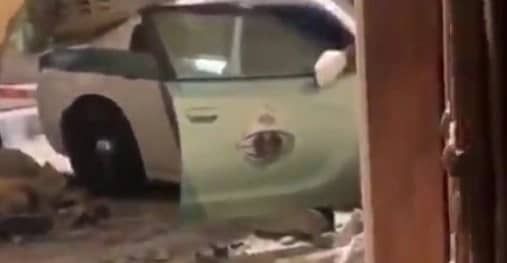 شاهد.. لحظة انحراف سيارة مرور عن مسارها واصطدامها بحائط منزل في الرياض