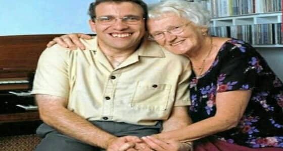 رغم فارق العمر بينهما.. الحب يجمع بين ثمانينية ورجل أربعيني