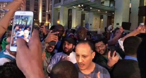 بالفيديو.. التفاف الجماهير السعودية حول " آل الشيخ " بموسكو بعد فوز المنتخب