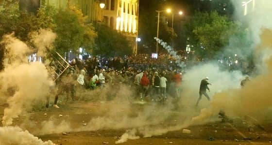 جرحى وحرق خيام..مواجهات عنيفة بين اللبنانيين وأنصار حزب الله