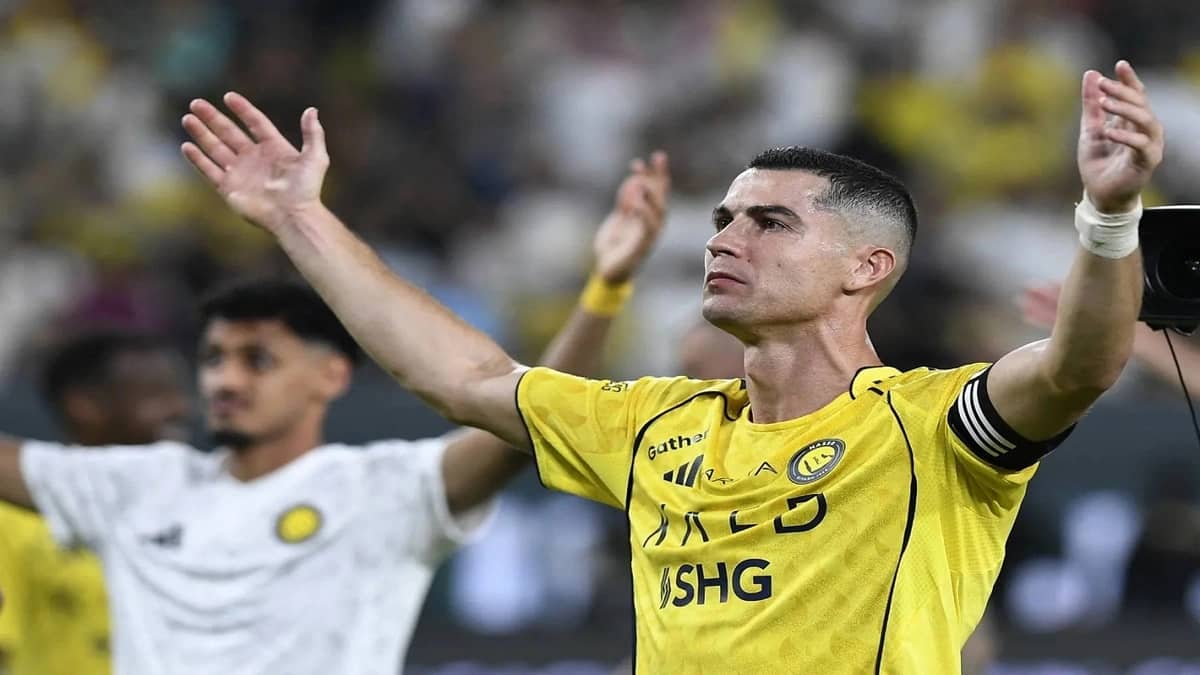 العمري:  رونالدو انصهر في ثقافتنا والدليل احتفاله بالعقال.. فيديو