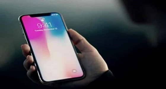 " آيفون X " الجديد يتسبب في أزمة بين المستخدمين بعد شرائه
