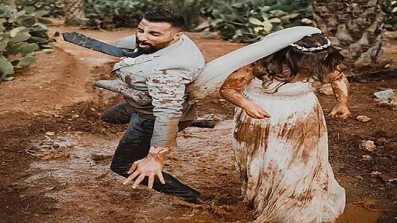 صور..عروسان يحتفلان بزفافهما في بركة من "الوحل"