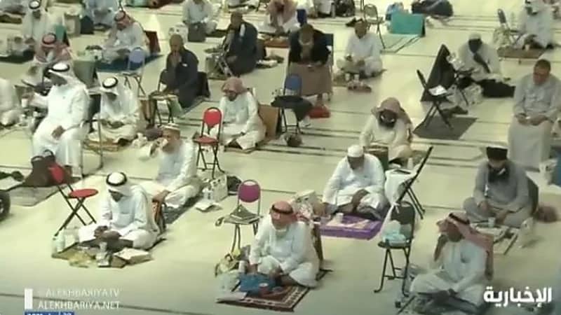 شاهد.. لقطات من إفطار المعتمرين والمصلين مع أذان المغرب في الحرم المكي