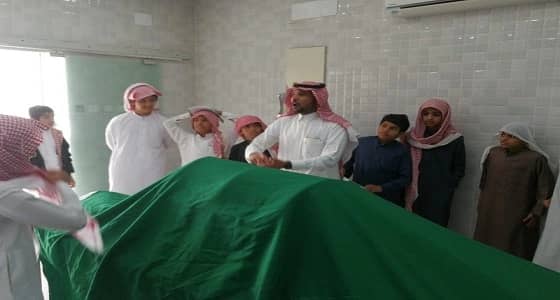 بالصور.. معلم بإحدى مدارس الطائف يشرح درسا عمليا في " مغسلة الأموات "