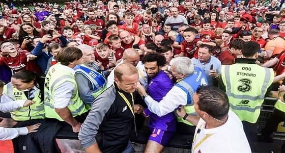 " صلاح " يستغيث بقوات الأمن لتخليصه من الجماهير