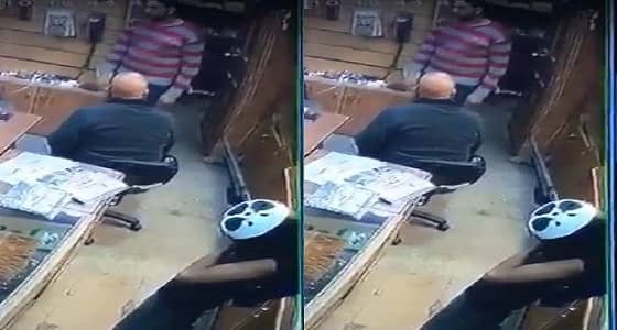 بالفيديو.. طلقة طائشة من مراهق تصيب صاحب متجر أسلحة
