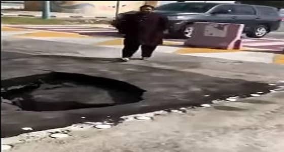 بالفيديو.. مواطن ينقذ المارة من حفرة عميقة في الدمام