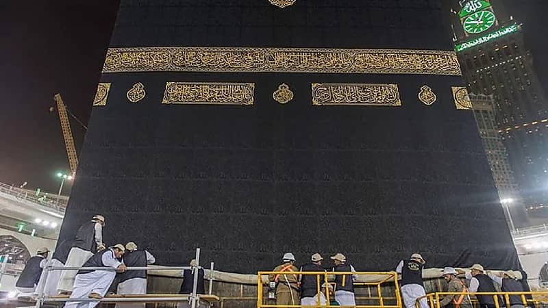 فيديو..بدء أعمال رفع كسوة الكعبة المشرفة