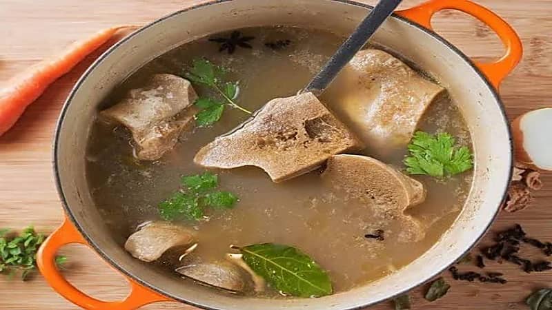 "النمر": مرقة العظام عالية الكولسترول ولا تعالج احتكاك الركبتين