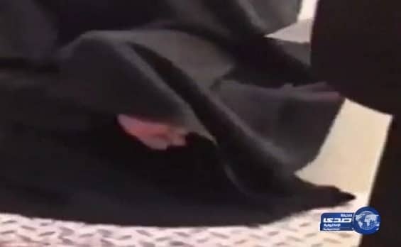 بالفيديو.. صعود مُسنة  مبنى "أحوال عرعر" حبوًا  اثر رفض موظف النزول للسيارة لإنجاز معاملتها