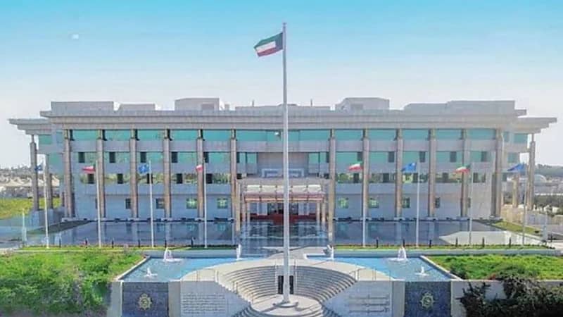 الداخلية الكويتية تضبط شخصًا متورطًا في تزوير بنكي وتهريب بطاقات بنكية للخارج