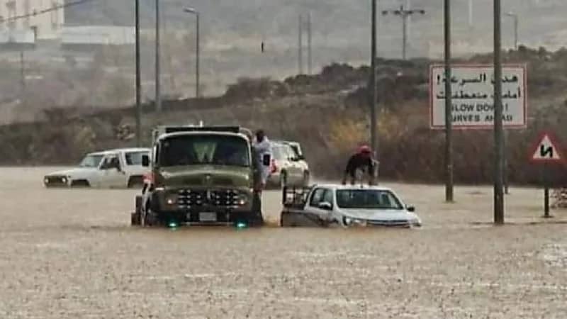 بالفيديو.. شقيقان ينقذان مواطن من الغرق في سيول بعقيق
