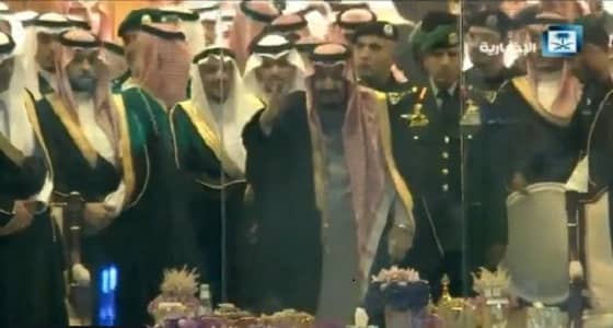 بالفيديو..خادم الحرمين الشريفين يشارك في أداء العرضة السعودية خلال حفل استقبال أهالي القصيم