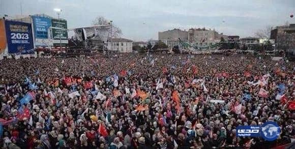 بالصور.. «مدني الطائف» ينقذ زوجين احتجزت سيول وادي السر سيارتهما