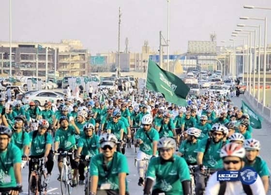 بالصور.. BMW M3 باللون الأخضر المميز في أبوظبي