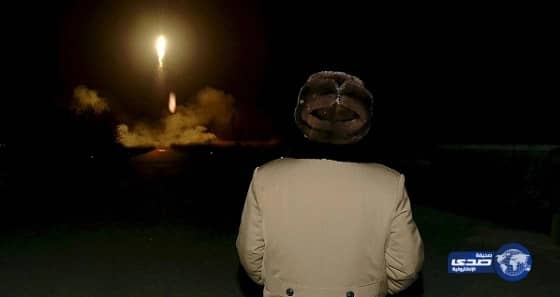 حاج يحتضن أحد رجال أمن المسجد الحرام وينفجر باكياً