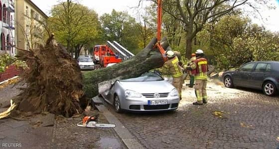 مقتل 5 أشخاص في عواصف عاتية تدك وسط أوروبا