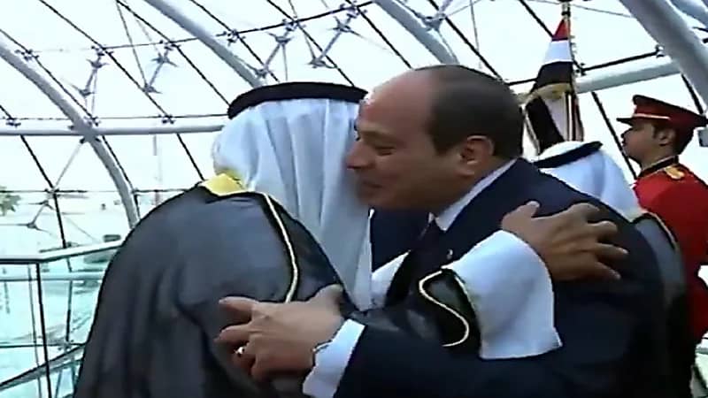 طائرات حربية ترافق طائرة الرئيس المصري لحظة وصوله للكويت.. فيديو