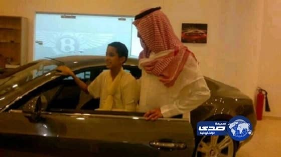 بالصور - الطفل يوسف اﻷنصاري يتسلم من فايز المالكي سيارة البنتلي