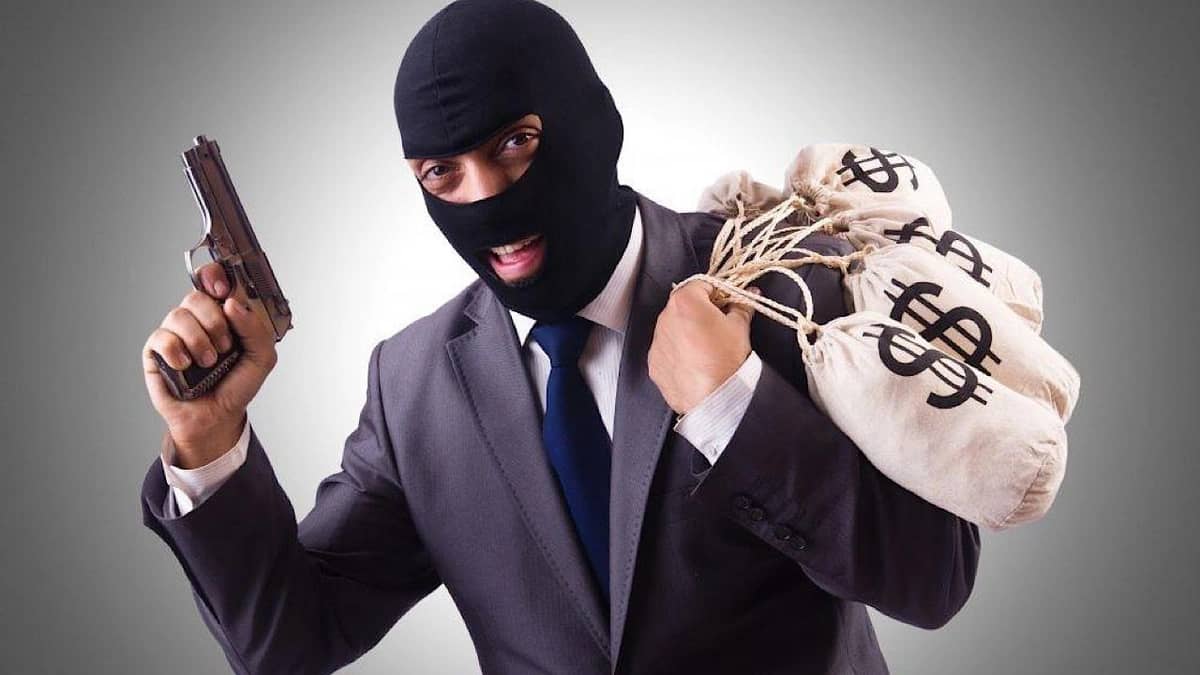 القبض على متهم بسرقة طبيبة نفسية وتهديدها بالقتل