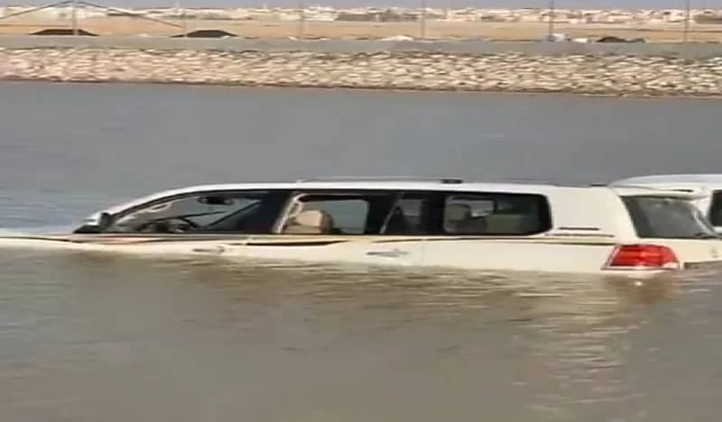 شاهد.. لحظة غرق مركبات في حفر الباطن بسبب الأمطار الغزيرة 