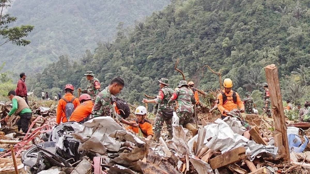 انهيار منجم ذهب بفنزويلا يخلف 14 قتيلاً .. صور