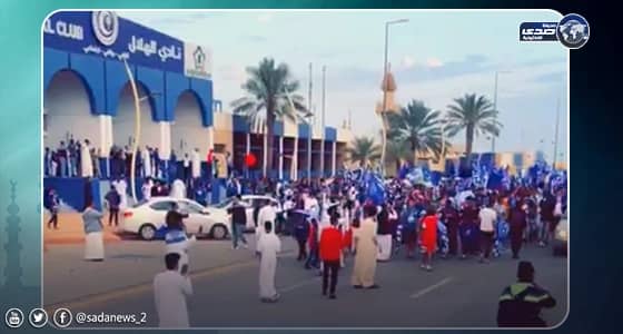 شاهد.. جماهير الهلال تحتل الطريق أمام مقر النادي