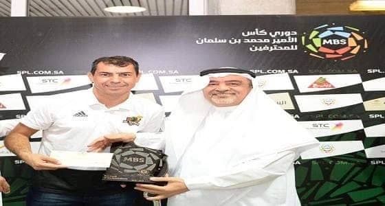 " كاريلي " يحصل على جائزة أفضل مدرب