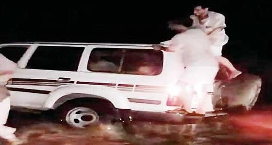 " شاب " يغامر بنفسه لإنقاذ 7 شبان من الموت غرقا بوادي النبعة