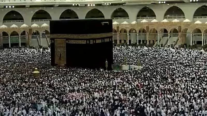 في صورة بهية .. جموع غفيرة للطائفين والمعتمرين في الحرم المكي (فيديو)