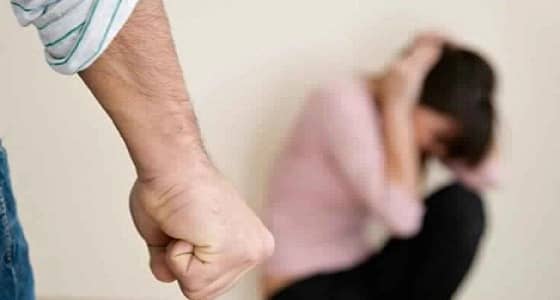 بعد اعتداءه عليها بعفريتة السيارة.. مواطن يعرض حياة زوجته للخطر بالقريات